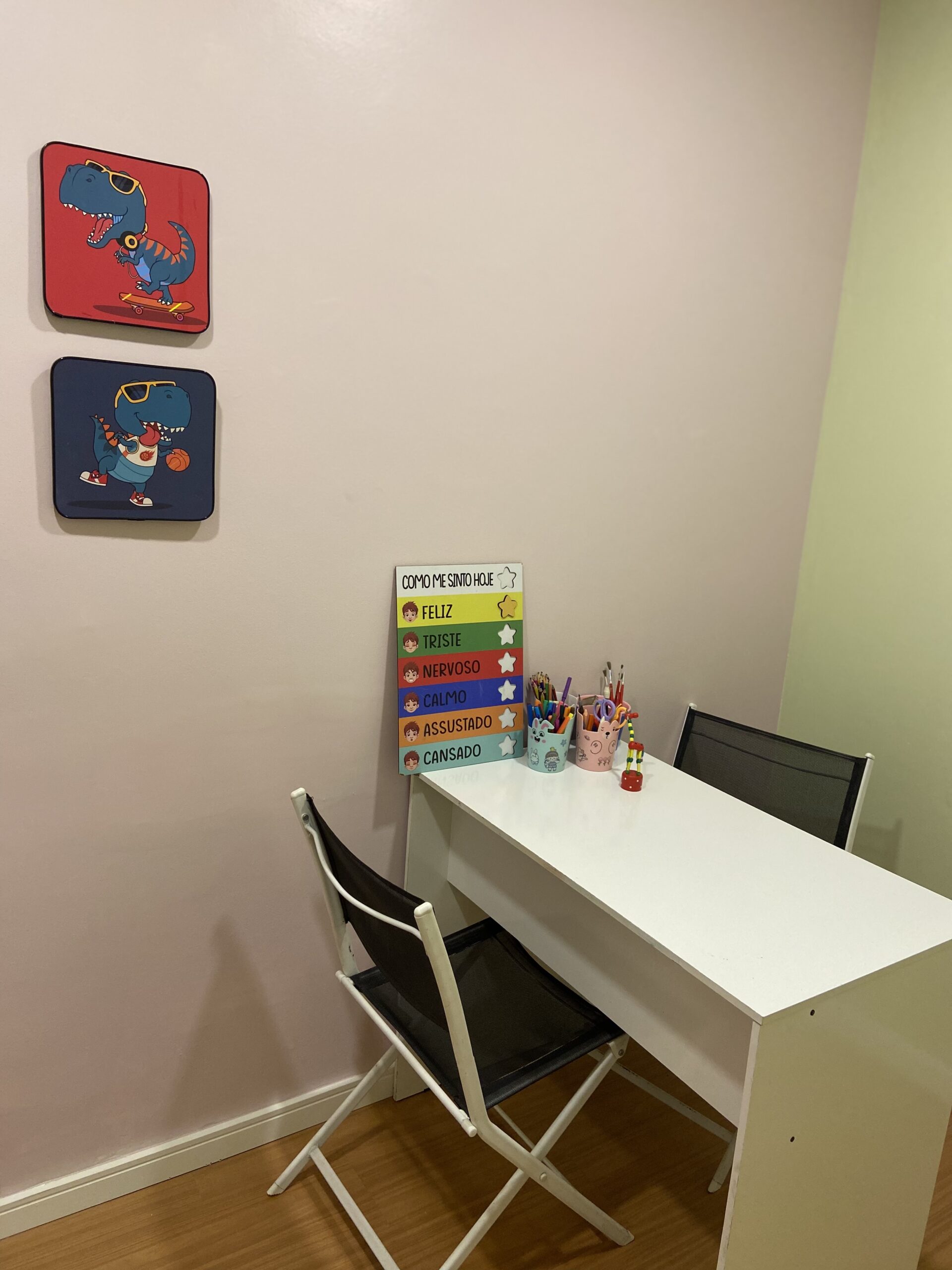Parede com quadrinhos de dinossauro e quadro de emoções