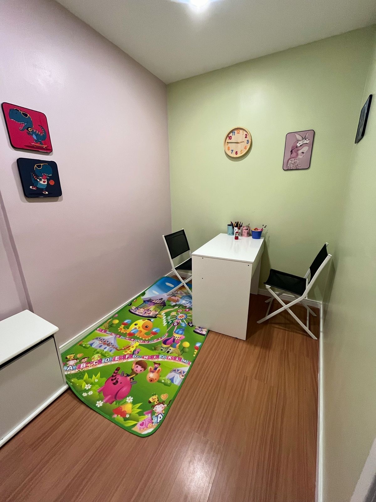 Cantinho das crianças no consultório de psiquiatria infantil em Taquara, Rio de Janeiro